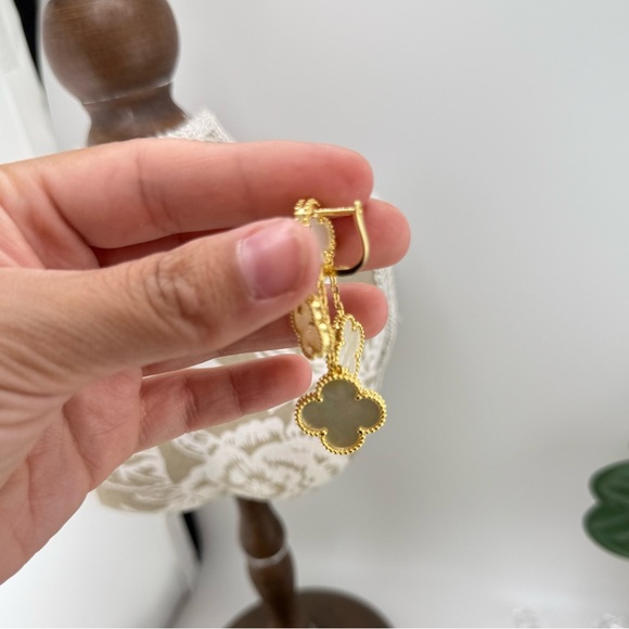 Lucky Alhambra 4-Motif Drop Earrings – Mother of Pearl with Logo - Picture 13 of 13